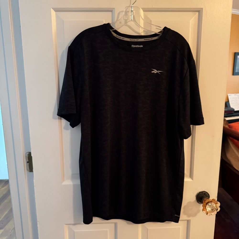 Men’s Large Reebok Tshirt. Black with heather grey‎ striping. Round neck